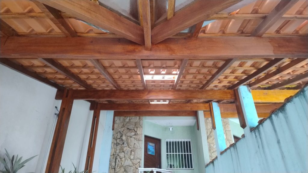 Cobertura com telhas cerâmicas e telhas translúcidas Multi Telhados