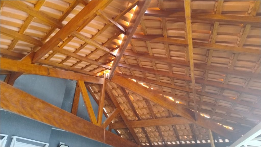 Instalação de telhado cerâmico em residência