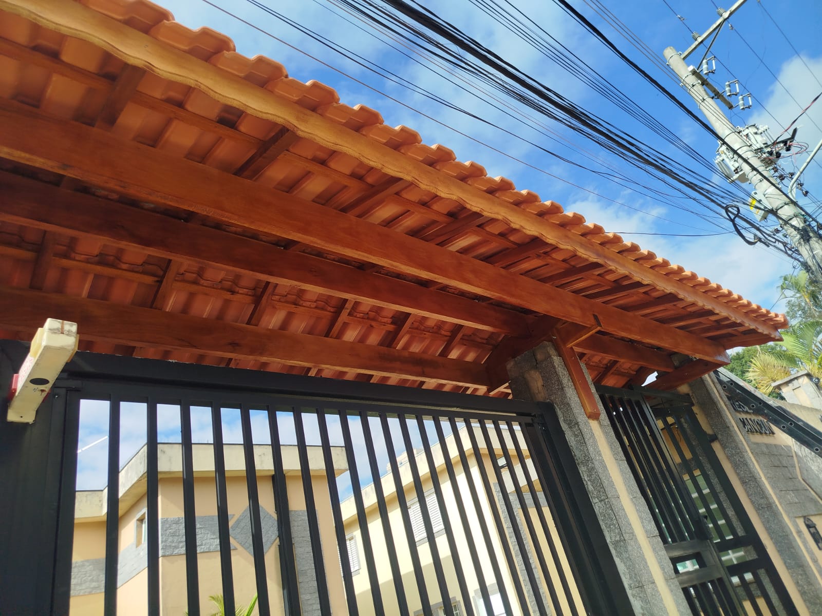 Telhado cerâmico para portão de condomínio em Itaquera, São Paulo